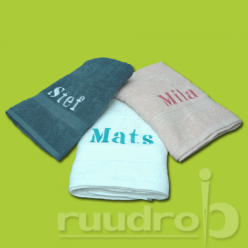 drie geborduurde handdoeken met de namen stef, mats en mila
