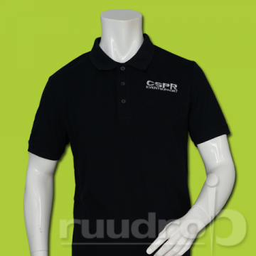 Zwart poloshirt met korte mouw waarop de voorzijde het logo van CSPR is geborduurd