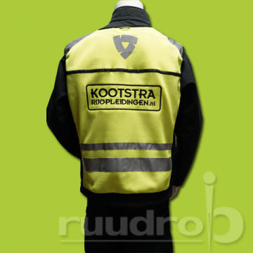 Een geel veiligheidsvestje voor op de motor Kootstra rijopleidingen
