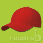 Een rode KingCap microfiber sport cap om te borduren
