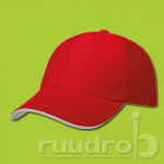 Een rode KingCap pet van zwaar kwaliteitskatoen met witte kleur aan onderzijde klep