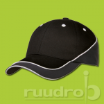 Een sportieve zwart donker grijs kleurige KingCap pet. De kleuren worden gescheiden door een wit biesje.