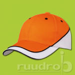 Een sportieve oranje wit kleurige KingCap pet. De kleuren worden gescheiden door een zwart biesje.