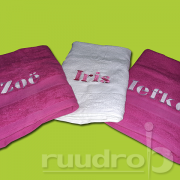 Een handdoeken set van 2 roze en 1 witte handdoek voorzien van geborduurde naam