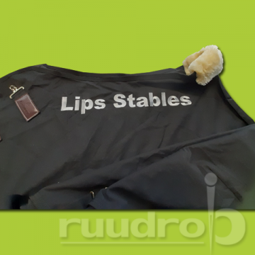 Een paardendeken van Lips Stables voorzien van geborduurde tekst Lips Stables