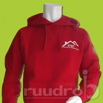 Een rode hoodie met het borstlogo van Stef Cleaning Service erop gedrukt