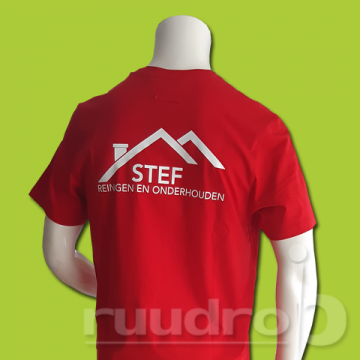 Bedrukt rood t-shirt met het logo van Stef cleanings service