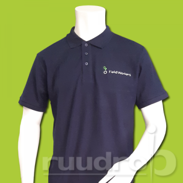 Een blauw poloshirt met een geborduurd logo van Fieldworkers