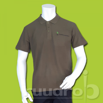 Een groen poloshirt met het logo van de fa. Fieldworkers erop geborduurd