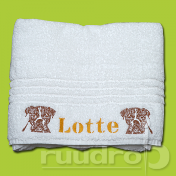 Een witte handdoek met twee geborduurde hondentekeningen en de naam lotte