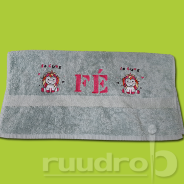 Stone green handdoek met de geborduurde naam Fe en twee geborduurde unicorns