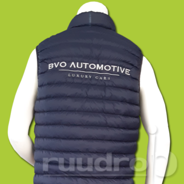 Een blauw golfjasje van parachute stof geborduurd met BVO automotive logo