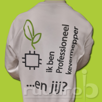 De achterzijde van een witte trui met de tekst ik ben professioneel kevermepper en jij? gedrukt.