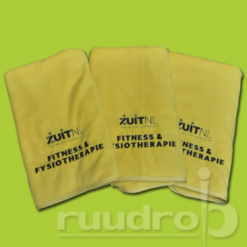 Gele sporthanddoekjes met een geborduurd logo van ZUITNL fitness&fysiotherapie