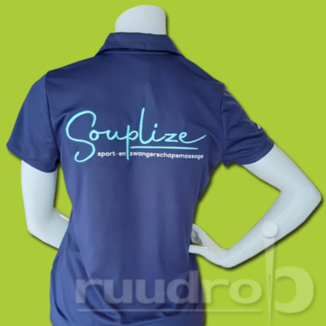 Een donker blauwe poloshirt op de rug geborduurd met het logo van Souplize