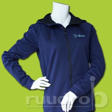 Een blauw vest met capuchon geborduurd op de borst met het logo van Souplize