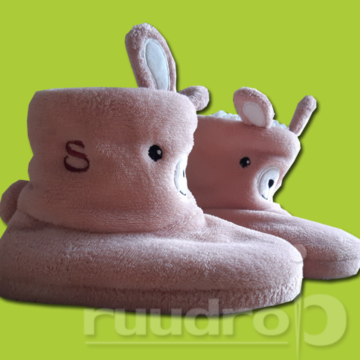 Warme roze kindersloffen met harde zolen. In de vorm van konijntjes. Geborduurd met de letter S.