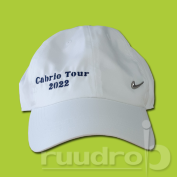 Een witte Nike pet. Deze soepele zomerpet heeft een geborduurde tekst: Carbrio tour 2022
