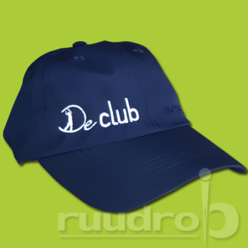 Een blauwe golfpetje. Hier is het logo van de Club opgeborduurd.