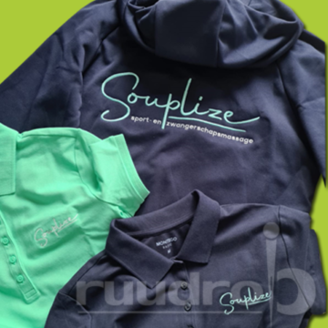 Poloshirts en een fijn vest geborduurd met het logo van Souplize sport- en zwangerschapsmassage