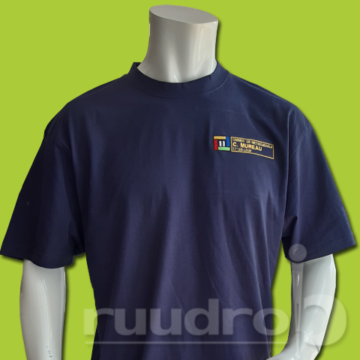 Een donkerblauw t-shirt met het logo van C. Mureau