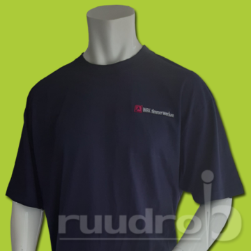 Zwart t-shirt geborduurd met logo van WBK timmerwerken