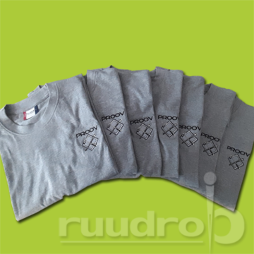 Een reeks t-shirts geborduurd met het logo van Proov