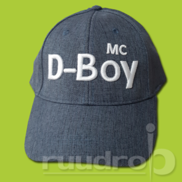 Gemaillerde blauwe pet geborduurd met logo van MC D-Boy