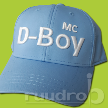 Licht blauw pet voor MC D-Boy. De naam is er met een 3D techniek opgeborduurd