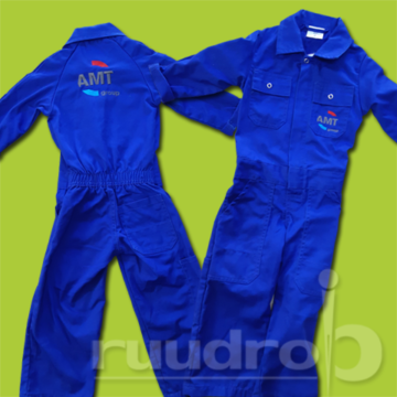Blauwe mini overalls geborduurd op de borst en rug met het logo van AMT