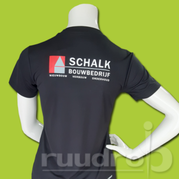 Een zwart sportshirt met op de rug bedrukt het logo van bouwbedrijf Schalk