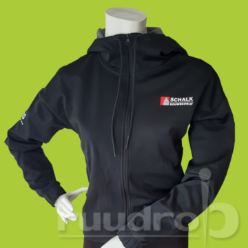 Zwarte trainingsjacks met een bedrukt logo van bouwbedrijf Schalk uit Terheijden