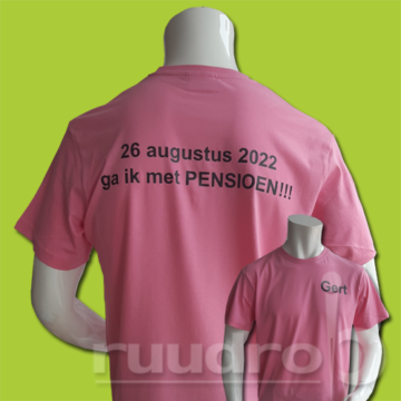 Een roze t-shirt bedrukt met de tekst 26 augustus ga ik met pensioen