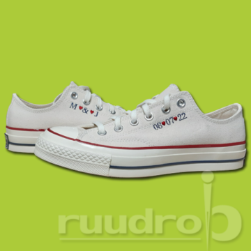 Witte trouw sneakers geborduurd met de datum 8-7-22 en initialen M&J