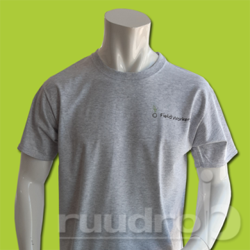 licht grijs tshirt op de borst bedrukt met het logo van Fielsworkers