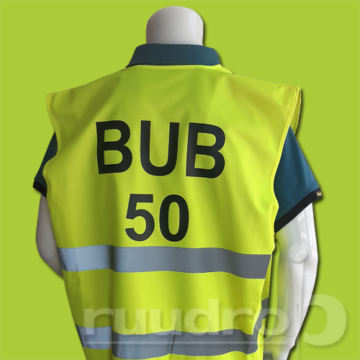 Een veiligheidsvestje bedrukt met de tekst BUB 50