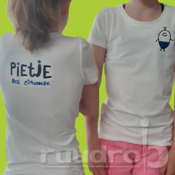 Witte kinder t-shirt geborduurd met een zelf verzonnen figuurtje