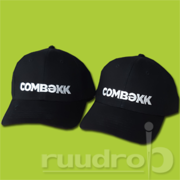 Zwarte petten geborduurd met het logo van ComBekk