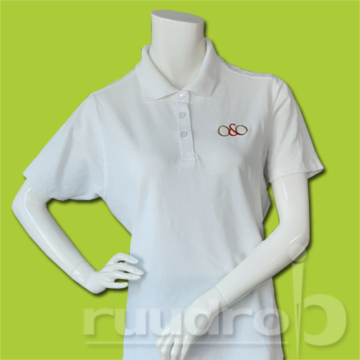 Borduurde witte polo met het logo van O&O op de borst
