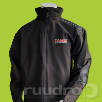 Een zwarte softshell jas waar op de borst het logo van Dimix is geborduurd.