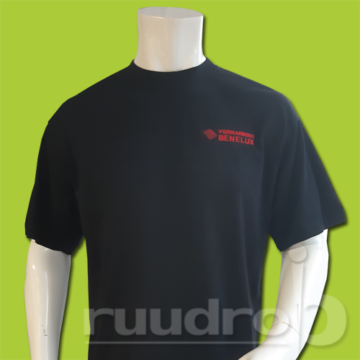 zwart t-shirt met rood geborduurd logo benelux verwarmingen