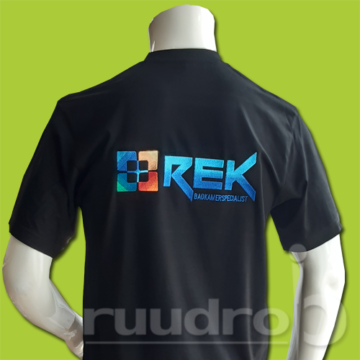 Groot ruglogo van Rek badkamerspecialist op shirt geborduurd