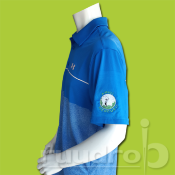 Ligt blauw poloshirt met op de mouw het logo van Amici Mercurii geborduurd