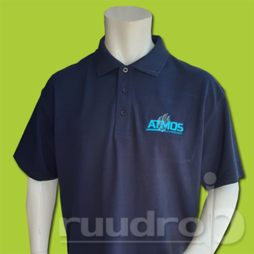 Een donkerblauwe polo met korte mouw op de borst geborduurd met het logo van Atmos Engineering