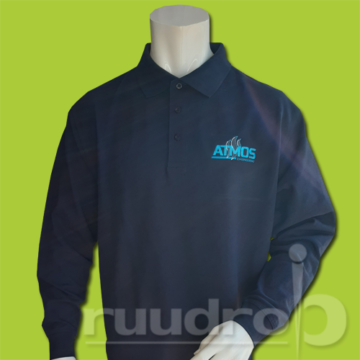 Donkerblauw polo op de borst geborduurd met logo van Atmos engineering