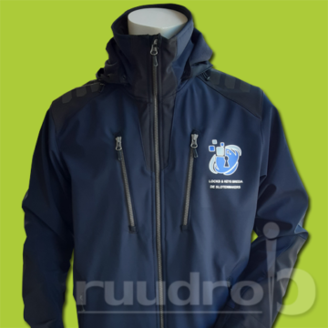 Borstlogo van Locks & Keys Breda bedrukt op deze blauw softshell jas