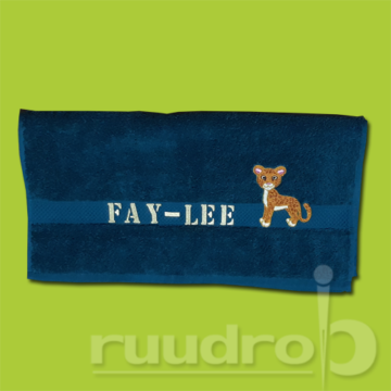 Blauwe handdoek geborduurd met naam Fay-Lee en een cita.