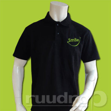 zwarte polo met geborduurd borstlogo van Sm!le