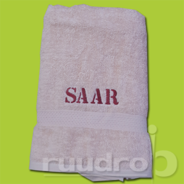 Roze handdoek geborduurd met de naam Saar