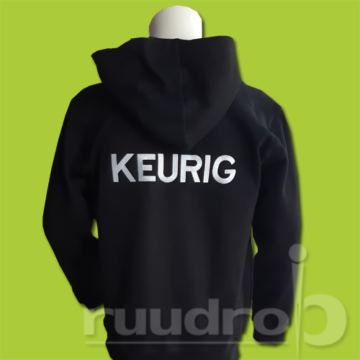 Een keurig geborduurde zwarte hoody met tekst keurig op de rug